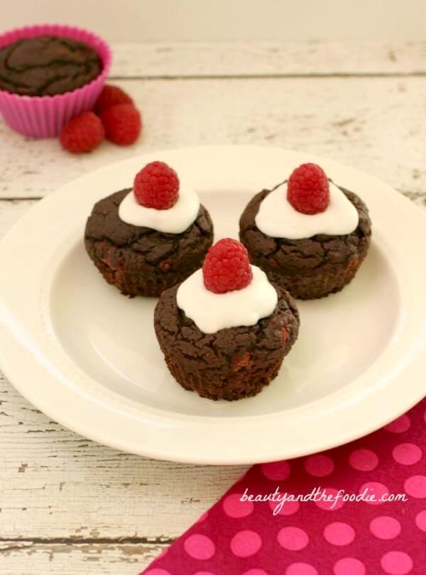 Chocolate Rasberry Cupcakes with Vanilla Cream Frosting, paleo and low carb version. beautyandthefoodie.com