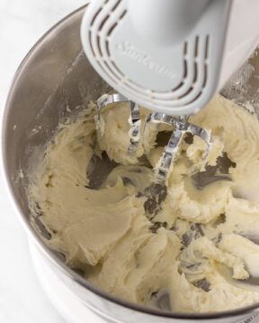 Mix butter mint cream mixture.